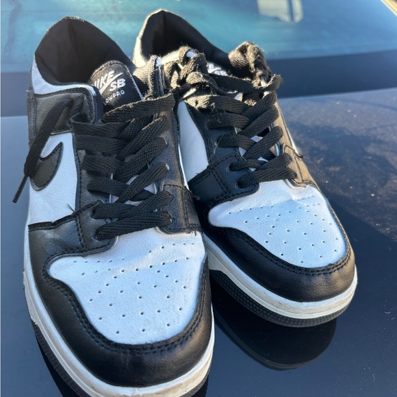 Nike Panda Dunks - Picture 2 of 7